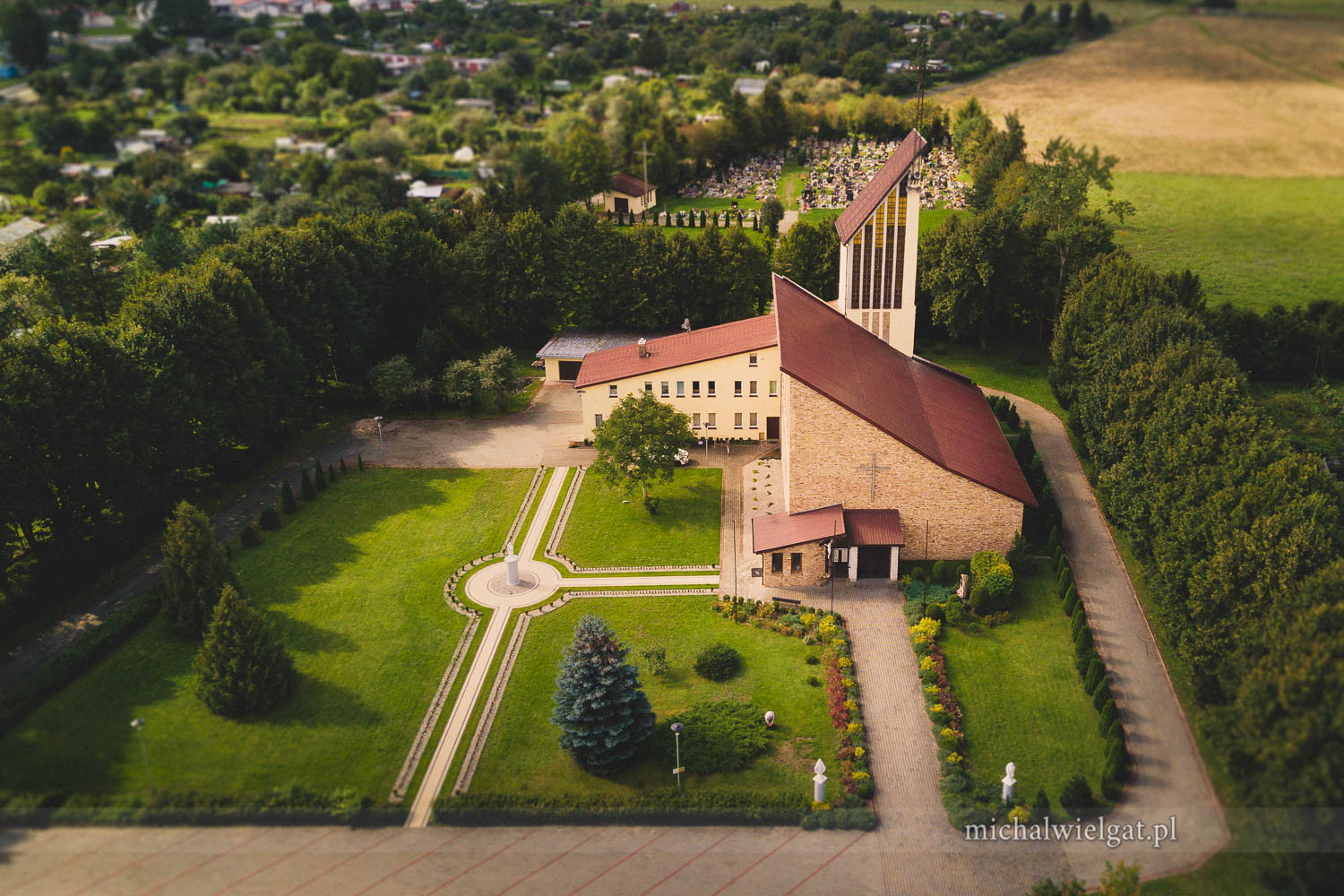 Kościół Jezierzyce Słupsk z cmentarzem z lotu ptaka, dron Słupsk