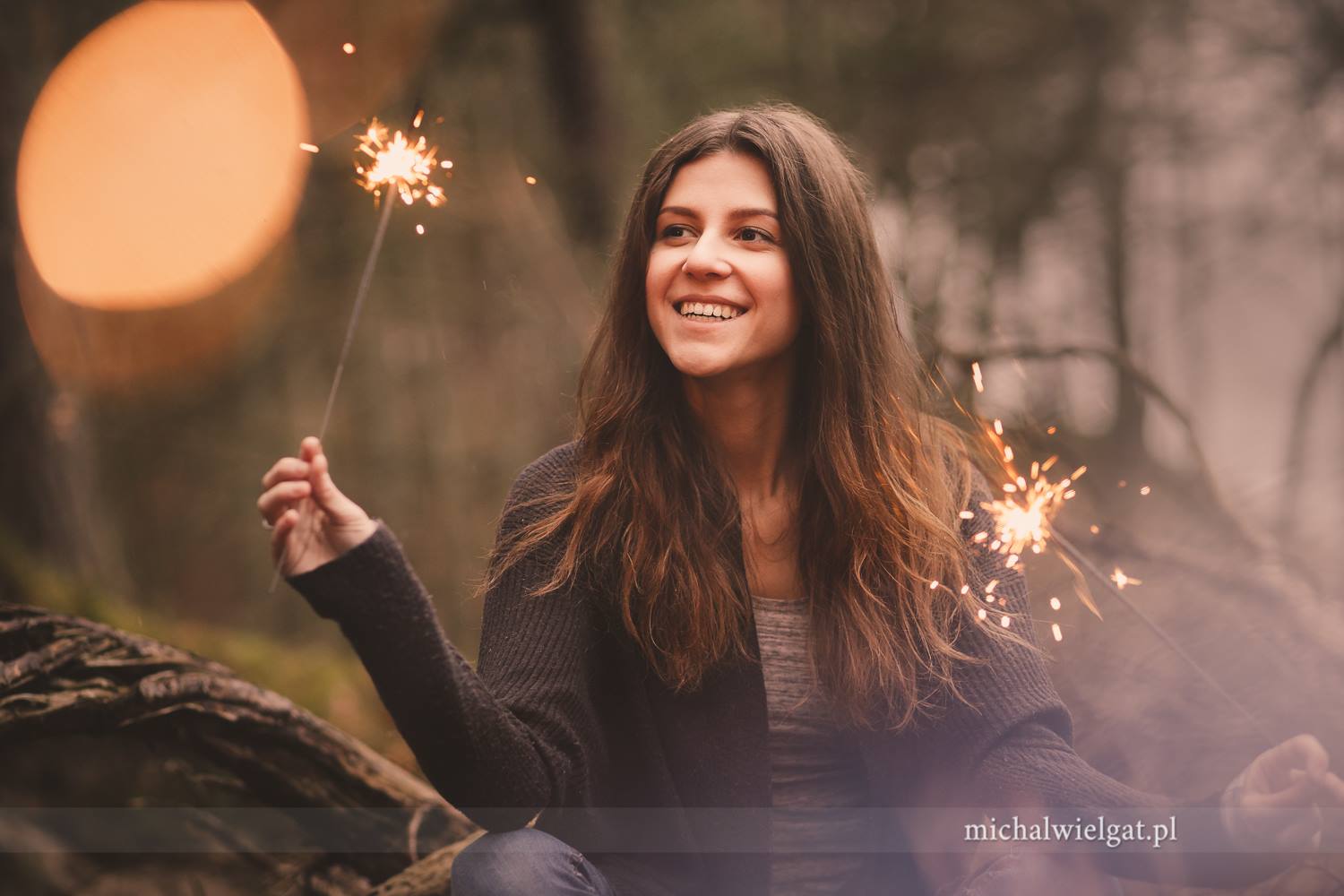 Uśmiechnięta dziewczyna sesja zimne ognie zdjęcia fotograf Słupsk